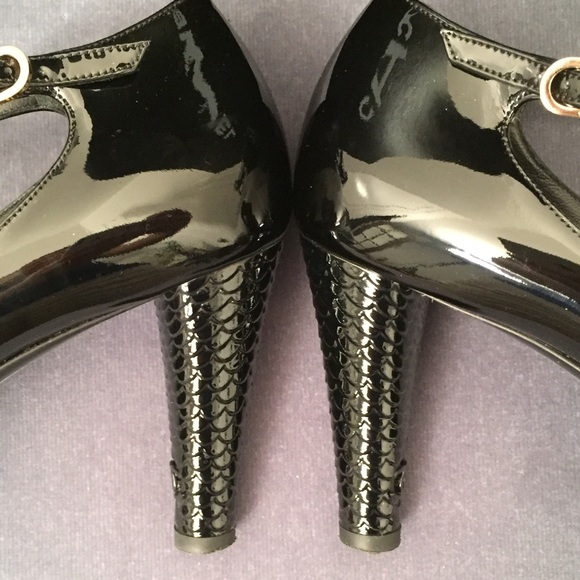 CHANEL Statement Black Patent Heels - Picture 3 of 7